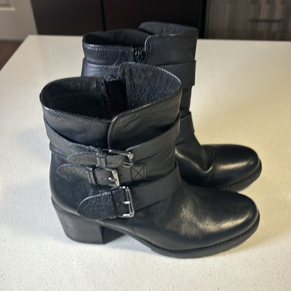 Ladies CLARKS BLACK LEATHER BOOTS WITH BUCKLES - Picture 2 of 9